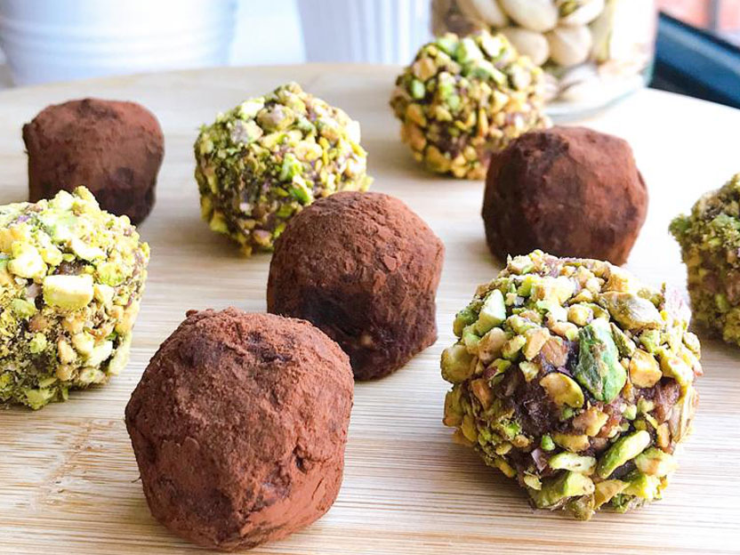 Date and cashew nuts bombon