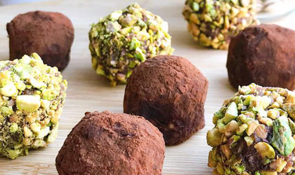 Date and cashew nuts bombon